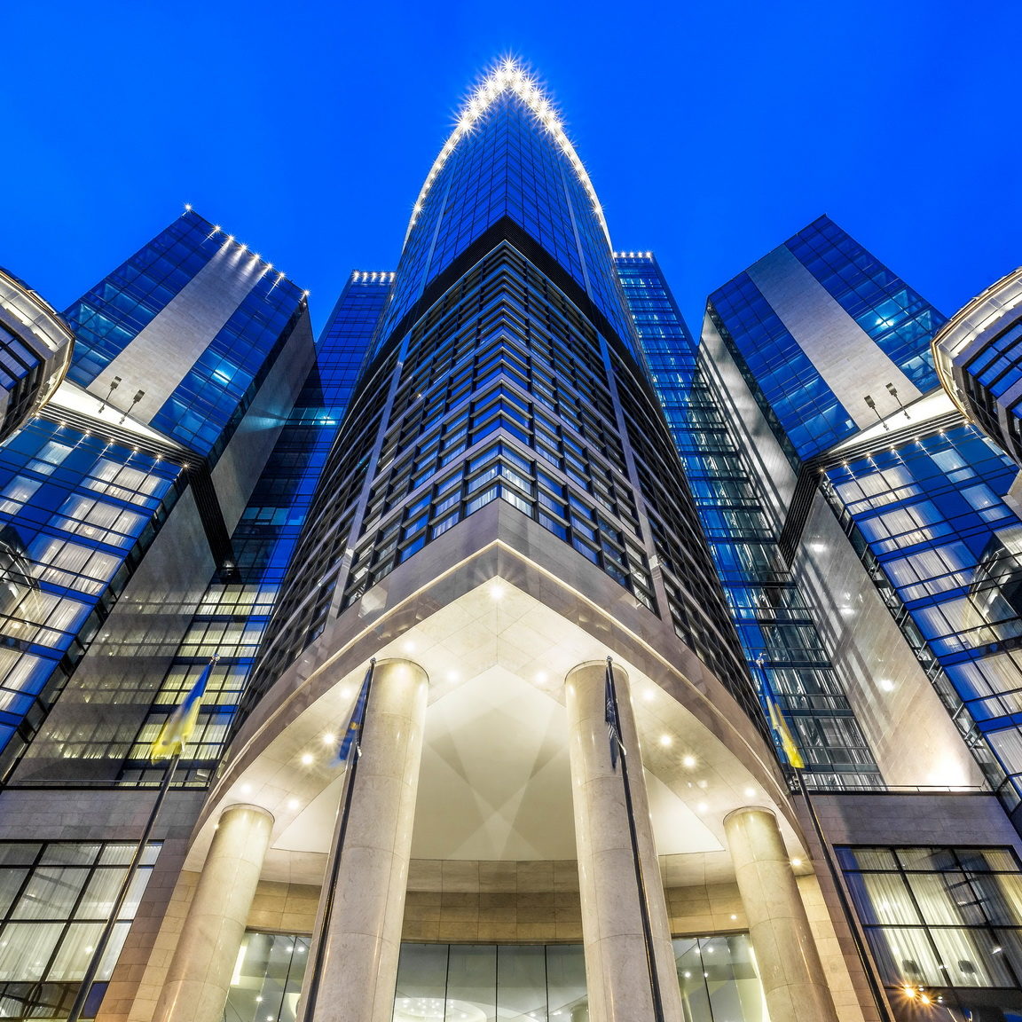 Подбор, установка и комплексное обслуживание профессионального оборудования для отелей, гостиниц. Отель Hilton 5*, ресторан «All Dining Restaurant», Киев. На фото центральный вход в отель. Подбор, установка и комплексное обслуживание профессионального оборудования для отелей, гостиниц. Отель Hilton 5*, ресторан «All Dining Restaurant», Киев. На фото центральный вход в отель.