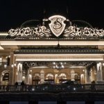 Оборудование для профессиональной кухни, бара и ресторана. Казино «Sochi Casino & Resort», Сочи. На фото центральный вход в казино в ночном освещении.