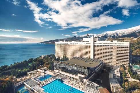 Профессиональное прачечное оборудование для химчистки, прачечной, аквачистки. Отель «Ялта-Интурист» 4*, индустриальная прачечная, Ялта. На фото корпус отеля.