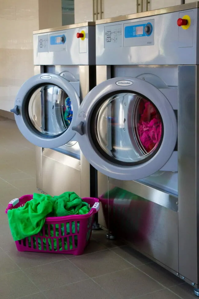 Оборудование для промышленных прачечных. Коммерческая прачечная, Симферополь. На фото высокоскоростные стиральные машины Electrolux.