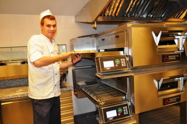 Печи для профессиональных кухонь заведений общественного питания. Стадион Олимпийский, Киев. На фото печь для пиццы Moretti Forni. Печи для профессиональных кухонь заведений общественного питания. Стадион Олимпийский, Киев. На фото печь для пиццы Moretti Forni.