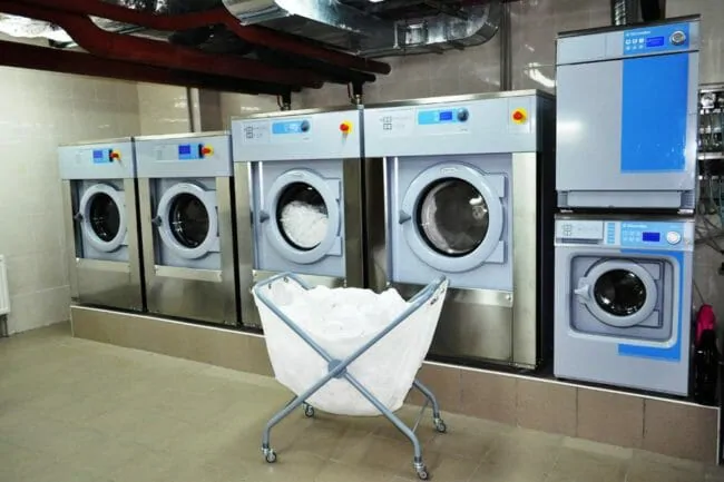 Прачечное оборудование для гостиниц, санаториев и отелей. Отель Ramada Encore Kiev, Киев. На фото стиральные машины Electrolux Professional XP, сушильные и гладильные машины Electrolux Professional.