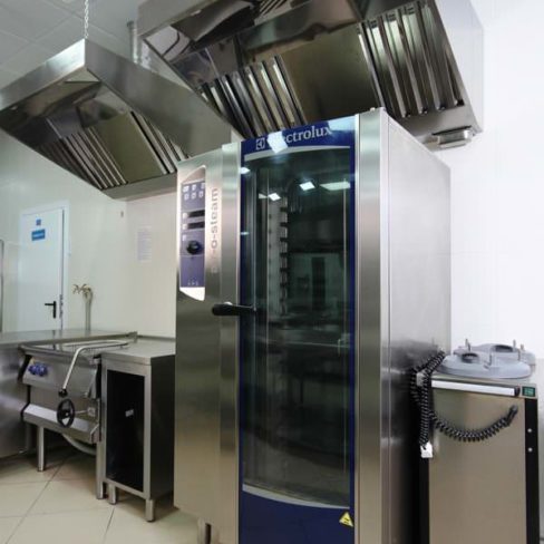 Комплексное оснащение профессиональной кухни санатория, гостиницы, отеля. Санаторий «Белоруссия», Мисхор, Крым. На фото пароконвектомат air-o-steam Electrolux.