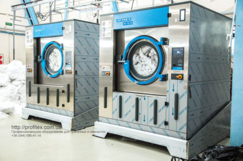 Профессиональное прачечное оборудование. Индустриальная прачечная. На фото профессиональные стиральные машины JENSEN JWE 110/250.