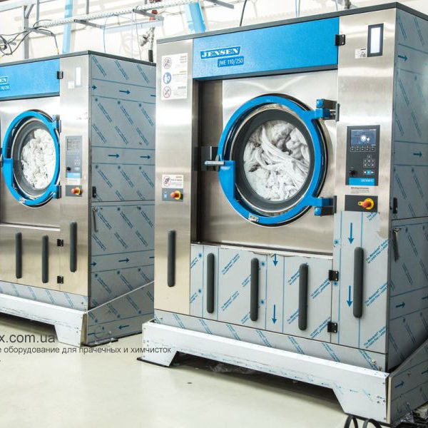 Профессиональное прачечное оборудование. Индустриальная прачечная. На фото профессиональные стиральные машины JENSEN JWE 110/250. Профессиональное прачечное оборудование. Индустриальная прачечная. На фото профессиональные стиральные машины JENSEN JWE 110/250.