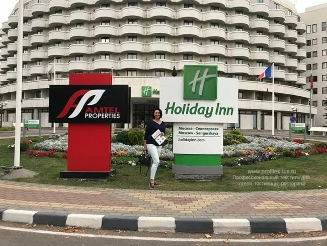 Поставка профессионального текстиля для отелей, гостиниц, санаториев. Отель «Holiday Inn Seligerskaya» 4*, Москва. На фото центральный вход в отель. Поставка профессионального текстиля для отелей, гостиниц, санаториев. Отель «Holiday Inn Seligerskaya» 4*, Москва. На фото центральный вход в отель.