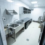Нейтральное кухонное оборудование для ресторана и кафе. Отель "Азимут Переславль", Переславль-Залесский. На фото овощной цех с оборудованием от Profitex.