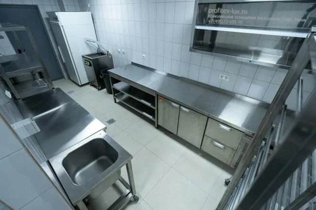 Профессиональное оборудование для ресторана, бара и кафе. Отель "Азимут Переславль", Переславль-Залесский. На фото нейтральное оборудование от Profitex, шкаф холодильный однодверный однокамерный Polair CM107-S, вакуумупаковочная машина колпакового типа EcoVac Eco 45L Digital, холодильный стол с двумя дверьми и двумя выдвижными ящиками Hicold GN 112/TN.