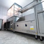 Оборудование для столовой и общепита. Отель "Азимут Переславль", Переславль-Залесский. На фото передвижной диспенсер с двумя выжимными устройствами для 100 тарелок Electrolux LOP255H, прилавок для столовых приборов и подносов Abat ПСП-70КМ, элемент линии раздачи с охлаждаемой витриной и ванной на 3GN 1/1 гастроёмкости Abat ПВВ(Н)-70КМ-С- 02-НШ, тепловой элемент линии раздачи для первых блюд с 2- мя конфорками Abat ПМЭС-70КМ, тепловой элемент линии раздачи для вторых блюд с ванной на 4GN1/1 гастроёмкости Abat ЭМК-70КМ-01.