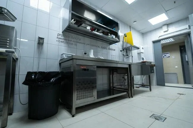 Проектирование мясного цеха компанией Profitex. Отель «Азимут Переславль», Переславль-Залесский. На фото стол открытый с охлаждаемой поверхностью Hicold SO-15/7. Проектирование мясного цеха компанией Profitex. Отель "Азимут Переславль", Переславль-Залесский. На фото стол открытый с охлаждаемой поверхностью Hicold SO-15/7.