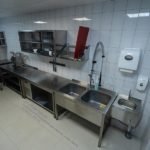 Комплексная поставка оборудования для профессиональной кухни ресторана. Отель "Азимут Переславль", Переславль-Залесский. На фото птице-гольевой цех цокольного этажа с оборудованием CAS, McAlpine, Klarco, Polair, Fimar, Элид, HiCold, EcoVac.