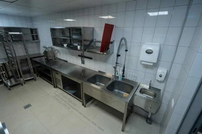 Комплексная поставка оборудования для профессиональной кухни ресторана. Отель "Азимут Переславль", Переславль-Залесский. На фото птице-гольевой цех цокольного этажа с оборудованием CAS, McAlpine, Klarco, Polair, Fimar, Элид, HiCold, EcoVac.