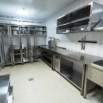 Все виды кухонного оборудования для ресторанов, баров, кафе. Отель "Азимут Переславль", Переславль-Залесский. На фото вакуумупаковочная машина колпакового типа EcoVac Eco 45L Digital, мясорубка настольная Fimar 22/RS CE Trifase, стол открытый с охлаждаемой поверхностью Hicold SO-15/7.