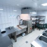 Проектирование посудомоечного цеха компанией Profitex. Отель "Азимут Переславль", Переславль-Залесский. На фото моечная столовой посуды с оборудованием Klarco, McAlpine, ГродТоргМаш, Astoria, Modular.
