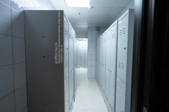 Комплексная поставка оборудования для ресторана, кафе, бара. Отель "Азимут Переславль", Переславль-Залесский. На фото гардероб цокольного этажа.