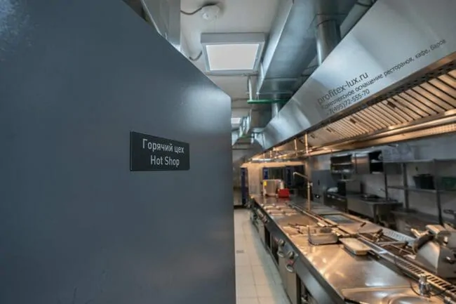 Оборудование для профессиональной кухни ресторана и бара. Отель «Азимут Переславль», Переславль-Залесский. На фото горячий цех первого этажа с оборудованием CAS, Sirman, Modular, Electrolux, Fimar, Элид, Astoria, Торгмаш, McAlpine, Klarco, HiCold. Оборудование для профессиональной кухни ресторана и бара. Отель "Азимут Переславль", Переславль-Залесский. На фото горячий цех первого этажа с оборудованием CAS, Sirman, Modular, Electrolux, Fimar, Элид, Astoria, Торгмаш, McAlpine, Klarco, HiCold.