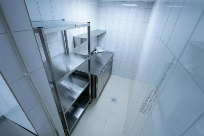 Оснащение кухни бара и ресторана профессиональным оборудованием от Profitex. Отель "Азимут Переславль", Переславль-Залесский. На фото холодильный стол двухдверный с бортом Hicold SN 11/TN, овоскоп для контроля качества яиц НТ ОН-10, нейтральное оборудование от Profitex.