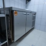 Холодильное оборудование для профессиональной кухни ресторана и бара. Отель "Азимут Переславль", Переславль-Залесский. На фото холодильный стол двухдверный с бортом Hicold SN 11/TN, овоскоп для контроля качества яиц НТ ОН-10, нейтральное оборудование от Profitex.