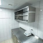 Комплексное оснащение кухни бара и ресторана от Profitex. Отель "Азимут Переславль", Переславль-Залесский. На фото настольные электронные весы CAS SW 5, холодильный стол с двумя дверьми и двумя выдвижными ящиками 1/2 Hicold GN 112/TN.