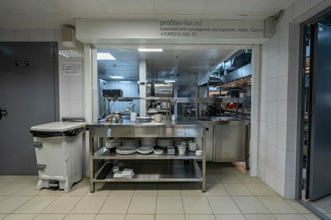Оборудование для профессиональной кухни ресторана и бара по индивидуальному проекту. Отель "Азимут Переславль", Переславль-Залесский. На фото раздаточная зона с оборудованием от Profitex.
