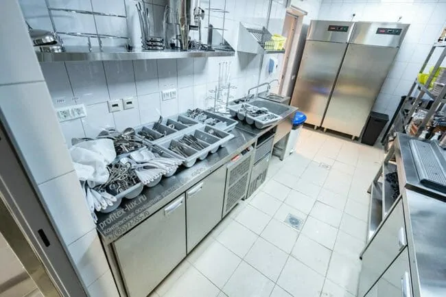 Холодильное и морозильное оборудование для HoReCa. Отель "Азимут Переславль", Переславль-Залесский. На фото шкаф холодильный однодверный однокамерный Modular 702 TNN, холодильный стол двухдверный Hicold GN 11/TN O.