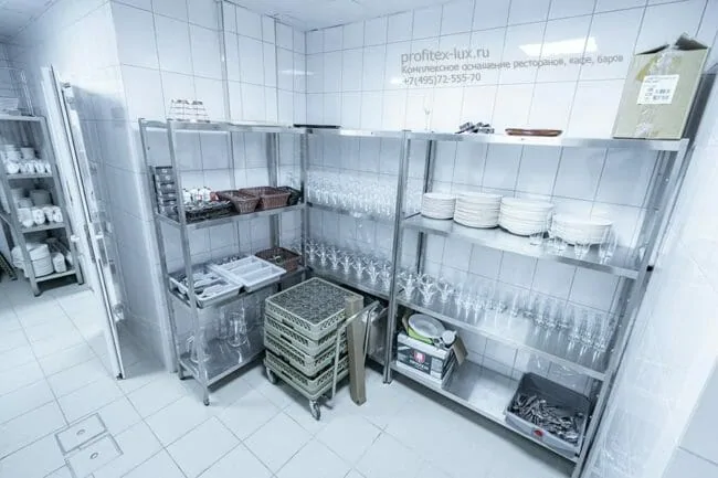 Индивидуальный проект оснащения кухни ресторана. Отель "Азимут Переславль", Переславль-Залесский. На фото тележка сервировочная 2-ух уровневая Forcar CA 1390 2хA512 и нейтральное оборудование от Profitex.