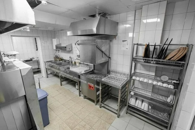 Посудомоечное оборудование большой загрузки для профессиональной кухни. Отель "Азимут Переславль", Переславль-Залесский. На фото моечная столовой посуды с оборудованием McAlpine, Klarco, ГродТоргМаш, Colged, Astoria, Modular, Forcar.