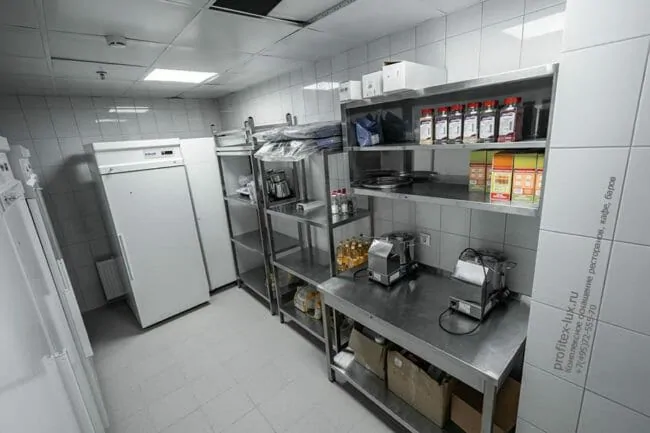 Профессиональное оборудование для бара и ресторана при отеле и гостинице. Отель "Азимут Переславль", Переславль-Залесский. На фото кладовая суточного запаса с оборудованием CAS, Polair.