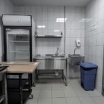 Профессиональное оборудование для бара и ресторана при отеле и гостинице. Отель "Азимут Переславль", Переславль-Залесский. На фото шкаф холодильный однодверный однокамерный Polair DM105-S и автоматическая кофемашина Animo OPTIFRESH BEAN 2 NG.