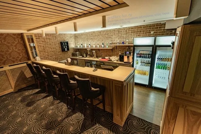 Барное оборудование в наличии и под заказ от Profitex. Отель «Азимут Переславль», Переславль-Залесский. На фото бар в бильярдной. Барное оборудование в наличии и под заказ от Profitex. Отель "Азимут Переславль", Переславль-Залесский. На фото бар в бильярдной.