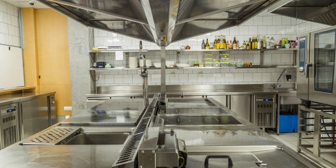 Тепловое и холодильное оборудование для кухни ресторана, закусочной, фастфуда, бара, кафе. Ресторан CICADA Kitchen & Wine Bar, Украина, Днепр. На фото тепловое модульное оборудование Modular (островная единица), пароконвекционная печь Rational.
