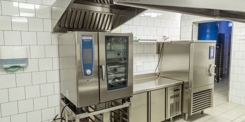 Подбор и установка конвекционных печей для кухни ресторана и кафе, пиццерии, пекарни, кондитерской. Ресторан CICADA Kitchen & Wine Bar, Украина, Днепр. На фото пароконвекционная печь Rational.