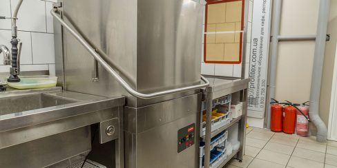 Посудомоечные машины профессиональные промышленные для HoReCa. Ресторан CICADA Kitchen & Wine Bar, Украина, Днепр. На фото купольная посудомоечная машина Modular.