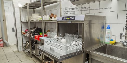 Проектирование посудомоечного цеха компанией Profitex Украина. Ресторан CICADA Kitchen & Wine Bar, Украина, Днепр. На фото специализированное посудомоечное оборудование для ресторана.