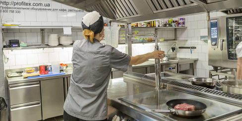 Открыть ресторан с нуля с профессиональным кухонным оборудованием. Ресторан CICADA Kitchen & Wine Bar, Украина, Днепр. На фото тепловое модульное оборудование Modular (островная единица), пароконвекционная печь Rational.
