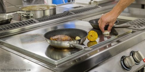Профессиональное оборудование для HoReCa от Profitex Украина. Ресторан CICADA Kitchen & Wine Bar, Украина, Днепр. На фото электрическая плита со сплошной варочной поверхностью Modular.
