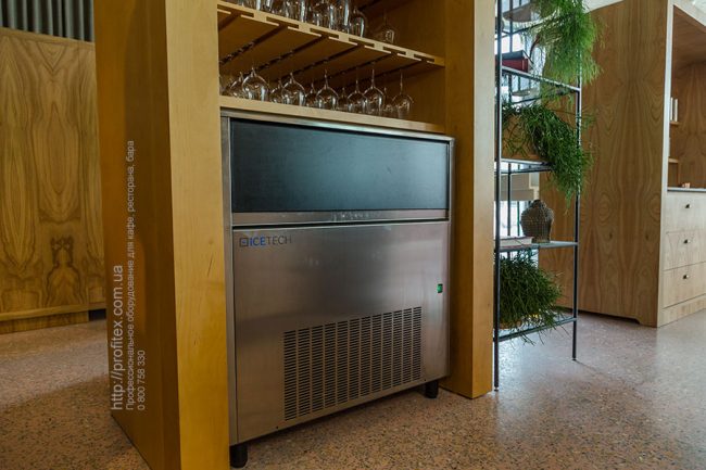 Проектирование бара и ресторана с оборудованием от Profitex Украина. Ресторан CICADA Kitchen & Wine Bar, Украина, Днепр. На фото льдогенератор.