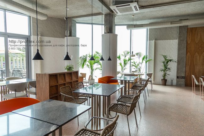 Оборудование для заведений общественного питания. Ресторан CICADA Kitchen & Wine Bar, Украина, Днепр. На фото интерьер зала ресторана.