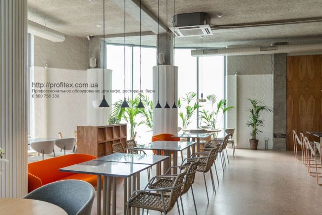 Открыть ресторан с нуля с кухонным оборудованием Profitex Украина. Ресторан CICADA Kitchen & Wine Bar, Украина, Днепр. На фото интерьер зала ресторана.
