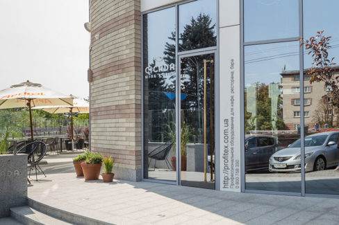 Комплексная поставка оборудования для профессиональной кухни ресторана и бара. Ресторан CICADA Kitchen & Wine Bar, Украина, Днепр. На фото центральный вход в ресторан.