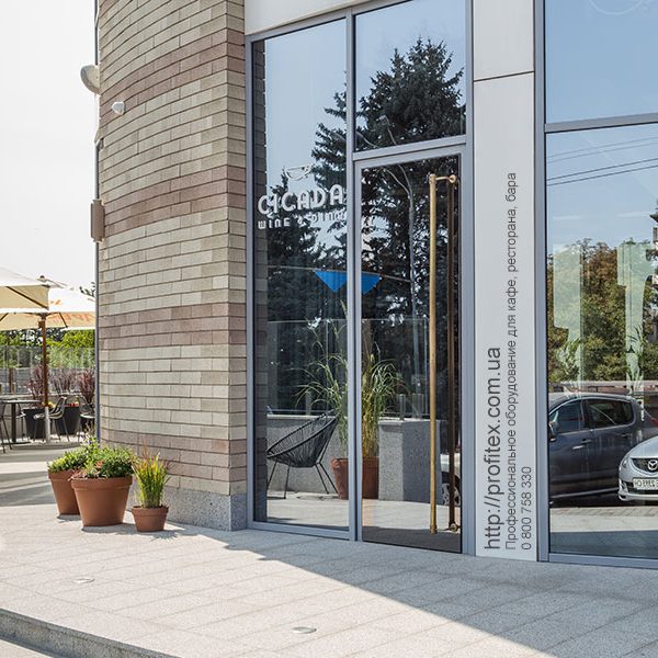 Комплексная поставка оборудования для профессиональной кухни ресторана и бара. Ресторан CICADA Kitchen & Wine Bar, Украина, Днепр. На фото центральный вход в ресторан. Комплексная поставка оборудования для профессиональной кухни ресторана и бара. Ресторан CICADA Kitchen & Wine Bar, Украина, Днепр. На фото центральный вход в ресторан.