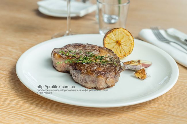 Специализированное кухонное оборудование для HoReCa. Ресторан CICADA Kitchen & Wine Bar, Украина, Днепр. На фото блюдо из меню ресторана.