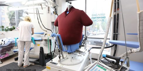 Финишное оборудование для прачечной, химчистки, аквачистки. Студия чистки одежды Green Way, Украина, Киев. На фото пароманекен для верхней одежды Electrolux Италия.