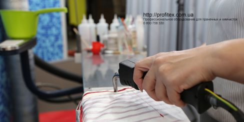 Оборудование для удаления пятен для химчистки и аквачистки. Студия чистки одежды Green Way, Украина, Киев. На фото пятновыводной стол Pony Италия.