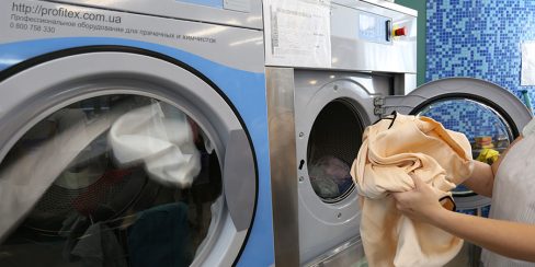 Прачечное оборудование для химчистки и аквачистки. Студия чистки одежды Green Way, Украина, Киев. На фото профессиональная сушильная машина Electrolux T4350, профессиональная стиральная машина Lagoon Electrolux.