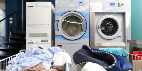 Прачечное оборудование Electrolux для прачечной, химчистки, аквачистки. Студия чистки одежды Green Way, Украина, Киев. На фото профессиональная сушильная машина Electrolux T4350, профессиональная стиральная машина Lagoon Electrolux, тандем Electrolux - стиральная машина Electrolux EWF147540W и сушильная машина Electrolux.