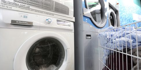 Оборудование для химчистки, прачечной, аквачистки. Студия чистки одежды Green Way, Украина, Киев. На фото профессиональная сушильная машина Electrolux T4350, профессиональная стиральная машина Lagoon Electrolux, тандем Electrolux - стиральная машина Electrolux EWF147540W и сушильная машина Electrolux.