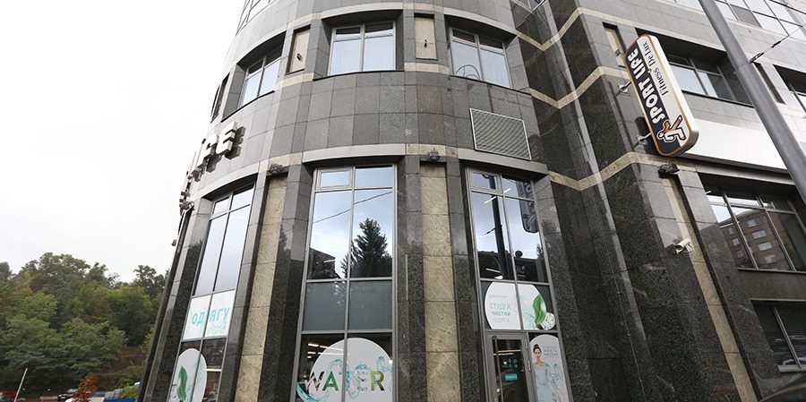 Оборудование для химчистки и аквачистки от PROFITEX. Студия чистки одежды Green Way, Украина, Киев. На фото вход в студию чистки.