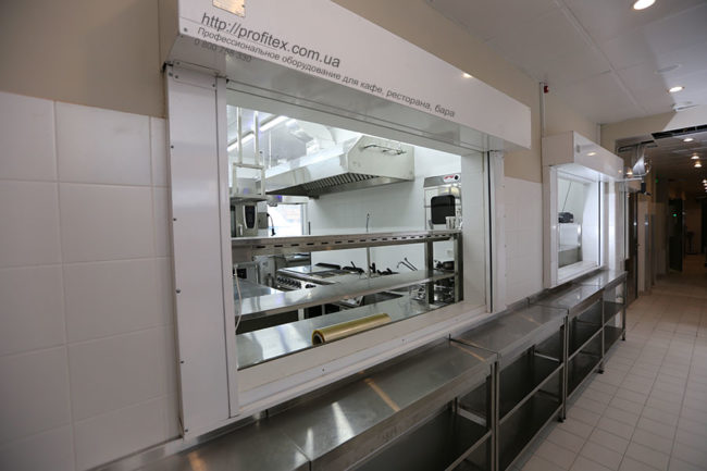 Специализированное кухонное оборудование для HoReCa. Отель Ibis Вокзал, Украина, Киев. На фото кухонное помещение ресторана. Специализированное кухонное оборудование для HoReCa. Отель Ibis Вокзал, Украина, Киев. На фото кухонное помещение ресторана.