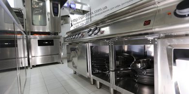 Тепловое оборудование для ресторана, кафе, бара, закусочной. Отель Ibis Вокзал, Украина, Киев. На фото пароконвектомат на 10 GN1/1 EM E10/11-B MODULAR Италия, плита электрическая со сплошной варочной поверхностью EM 70/80 TPFE MODULAR Италия, плита электрическая на 2 чугунные конфорки EM 70/40 PCEQ MODULAR Италия.
